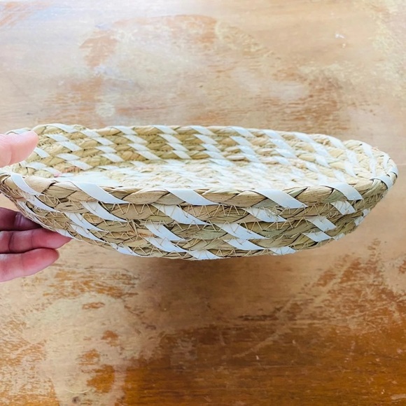 💥💥💥SOLD💥💥💥 NWT Target Bullseye Round Woven Tray - Picture 2 of 11